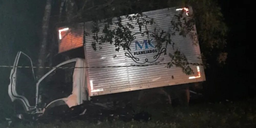 Motorista teria perdido o controle do veículo, saído da pista e atingido uma árvore