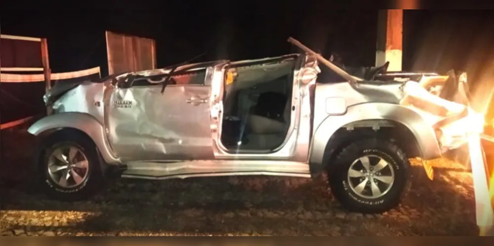 Caminhonete Toyota Hilux ficou bastante danificada com o acidente