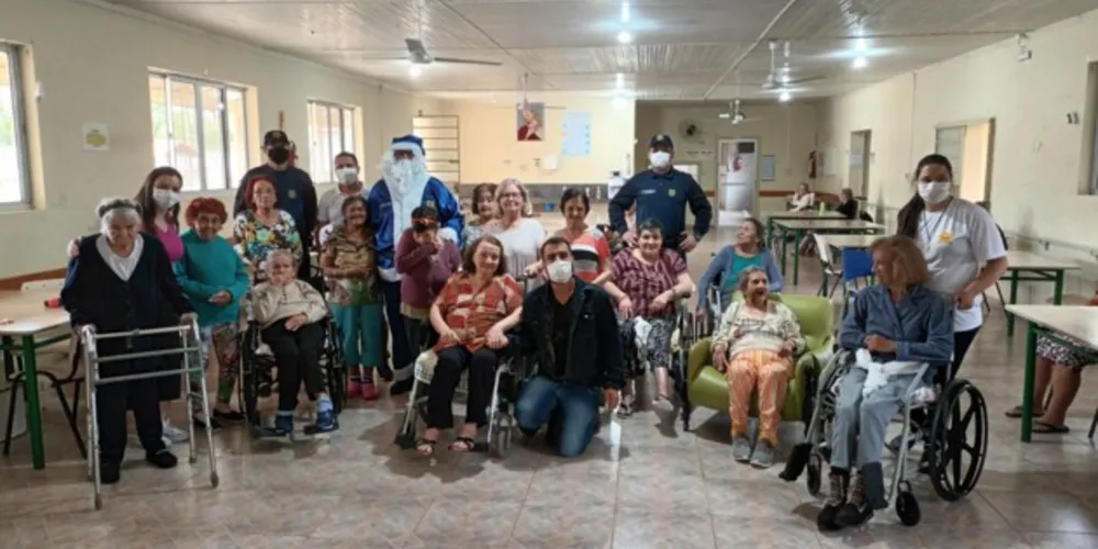 Atividades incluem a entrega de presentes e de cestas natalinas nos bairros, além de visita ao Lar das Vovozinhas
