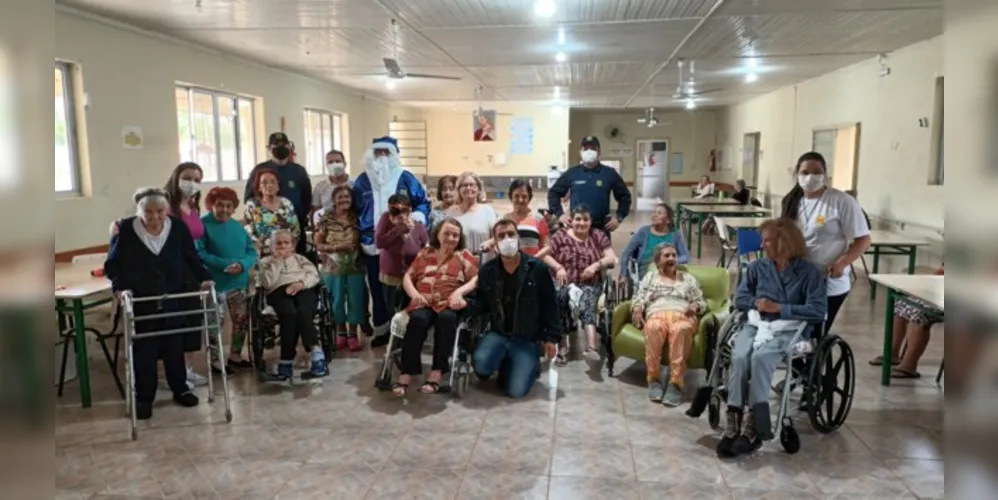 Atividades incluem a entrega de presentes e de cestas natalinas nos bairros, além de visita ao Lar das Vovozinhas