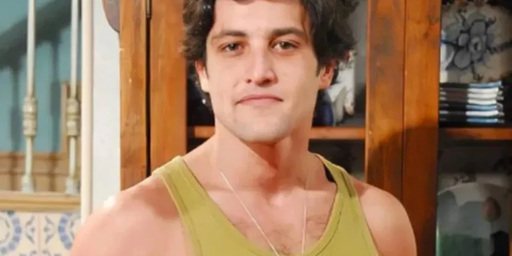 Ao ser questionado pela polícia, o ator apresentou a arma aos oficiais, foi ouvido e preso em flagrante