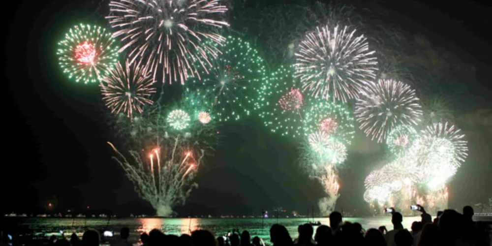 A celebração do evento é também chamada réveillon, termo oriundo do verbo réveiller, que, em francês, significa despertar