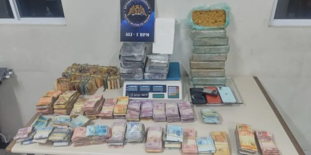 Entorpecentes e dinheiro em espécie foram localizados pelos agentes de segurança