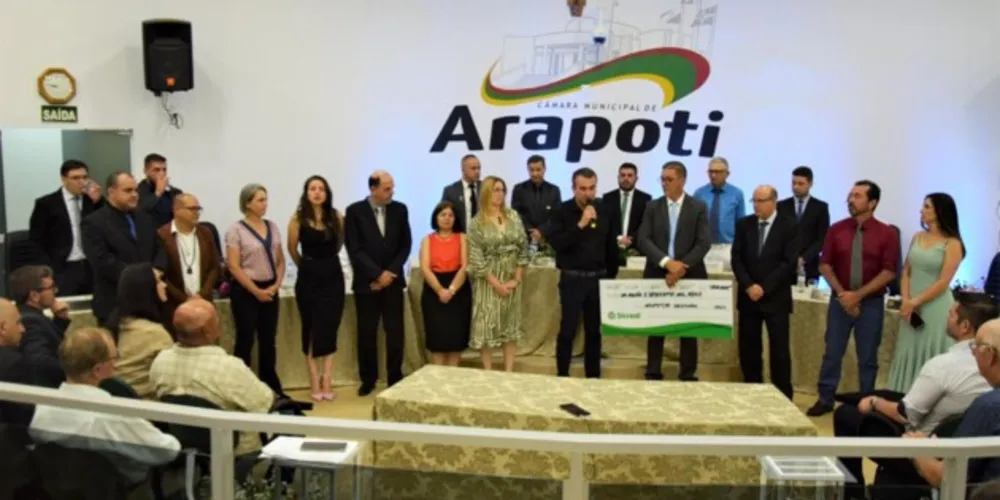 Cheque simbólico foi entregue ao prefeito Irani Barros (PSD), na Sessão Solene de entrega de Títulos e Honrarias