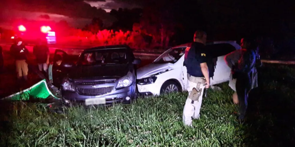 Dois veículos colidiram no cruzamento localizado na entrada de Ponta Grossa