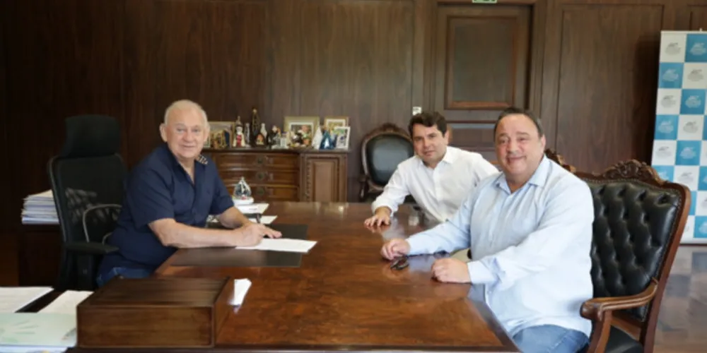 Deputado Hussein Bakri assinou o termo de posse junto com o presidente Ademar Traiano.