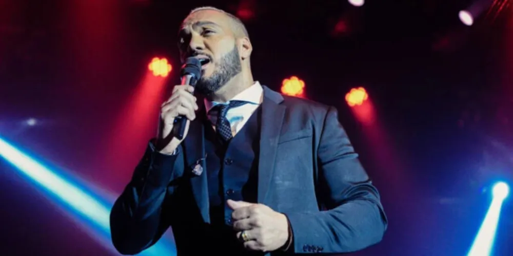 Cantor Belo em apresentação em São Paulo.