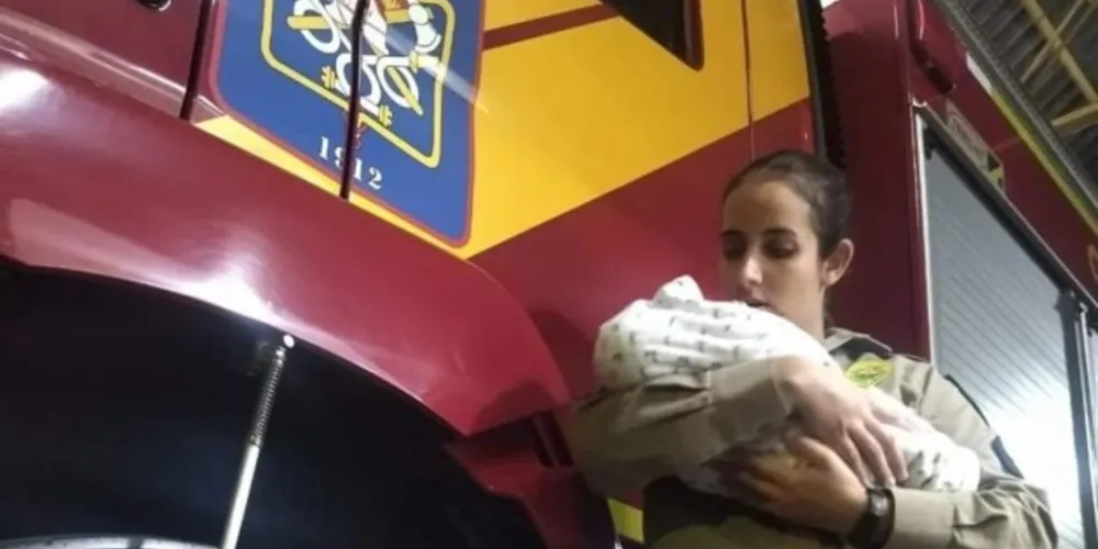 A bebê foi rapidamente atendida pelos bombeiros e voltou a respirar normalmente
