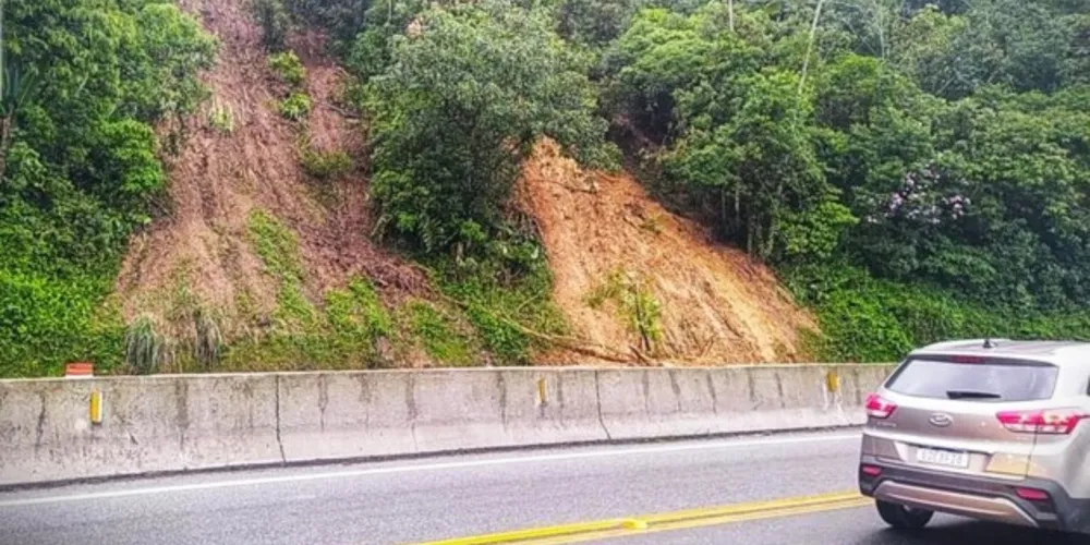 Barreiras instaladas contiveram o material do escorregamento de terra