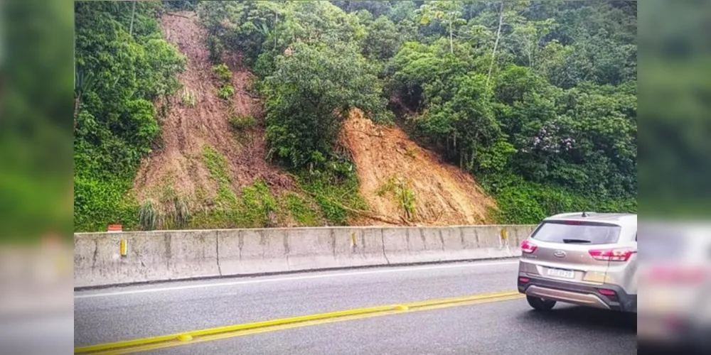 Barreiras instaladas contiveram o material do escorregamento de terra