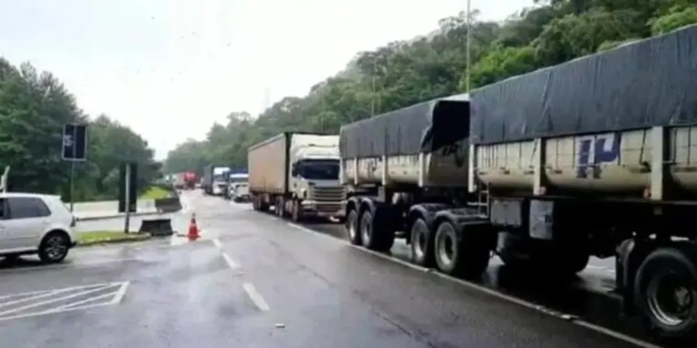 Bloqueios aconteceram em razão das fortes chuvas que atingem o litoral paranaense