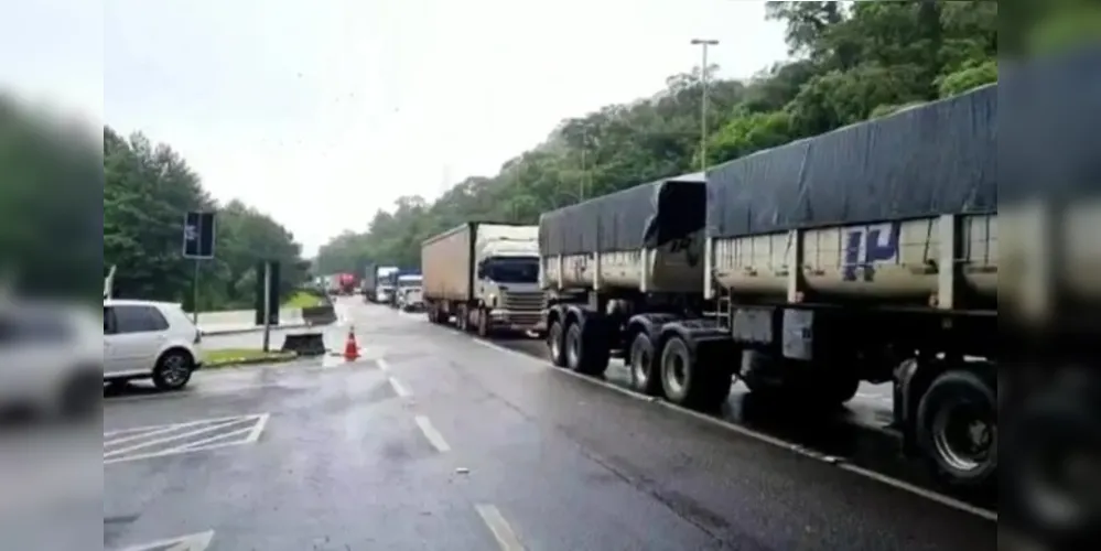 Bloqueios aconteceram em razão das fortes chuvas que atingem o litoral paranaense