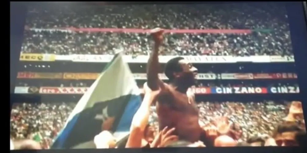 As imagens com a bandeira de Ponta Grossa mostram o ‘Rei Pelé’ logo ao apito final do árbitro.