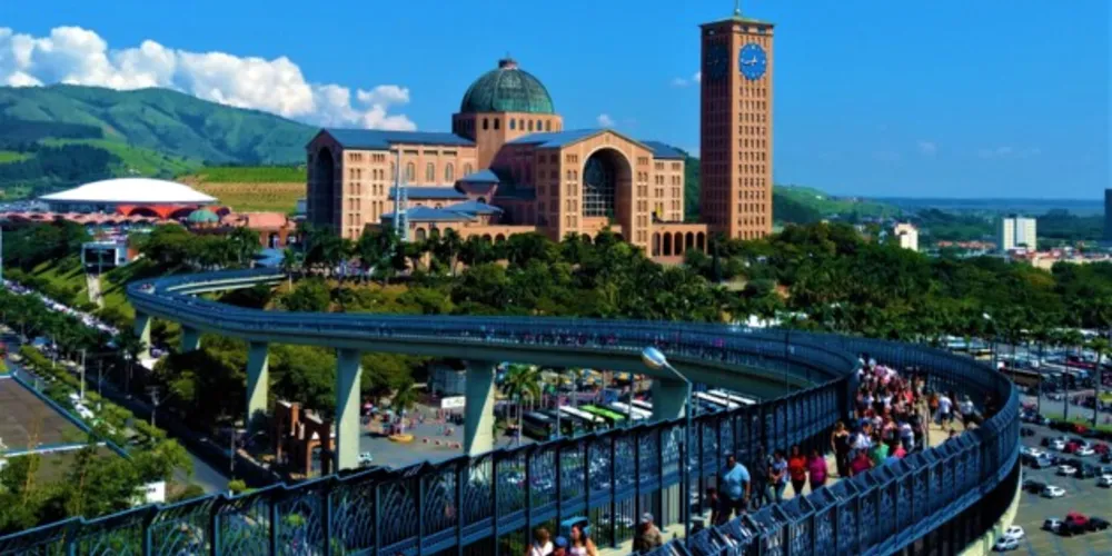 Acidente foi na Capela das Velas, um espaço do complexo específico para visitantes acenderem suas velas