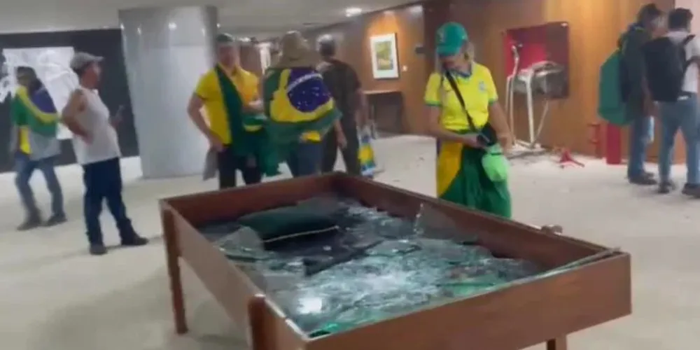 Três poderes avaliam prejuízo de ato de bolsonaristas