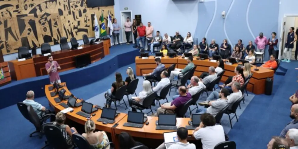 Filipe Chociai reunido com servidores da Câmara Municipal.