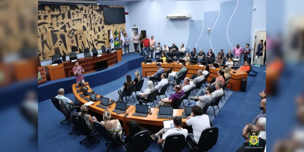 Filipe Chociai reunido com servidores da Câmara Municipal.