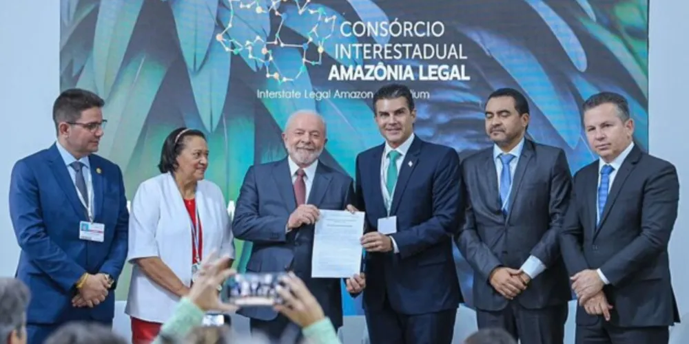 Luiz Inácio Lula da Silva ao lado de governadores.