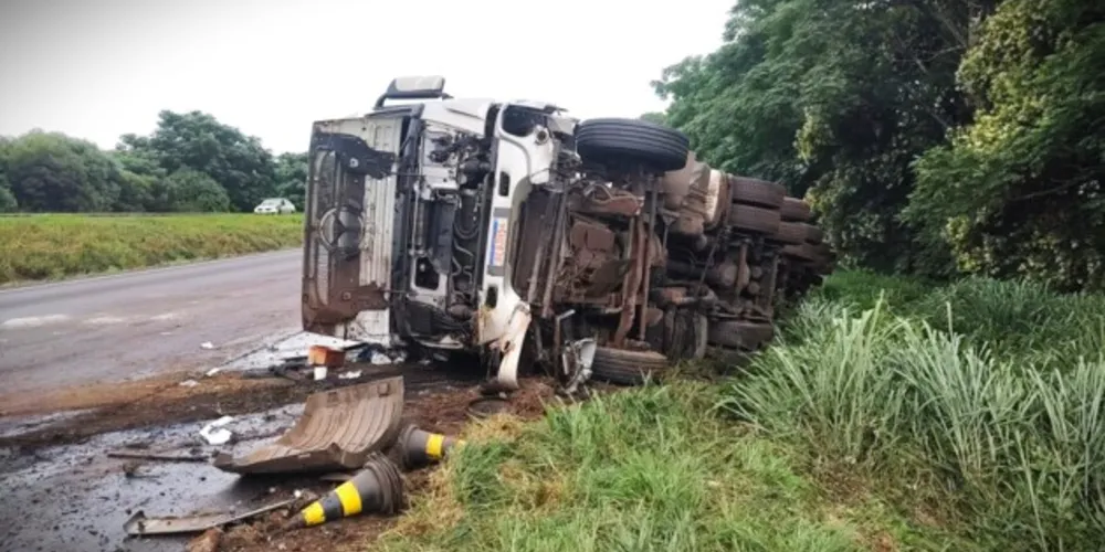 Caminhão carregado de piche teria tombado na região do acidente