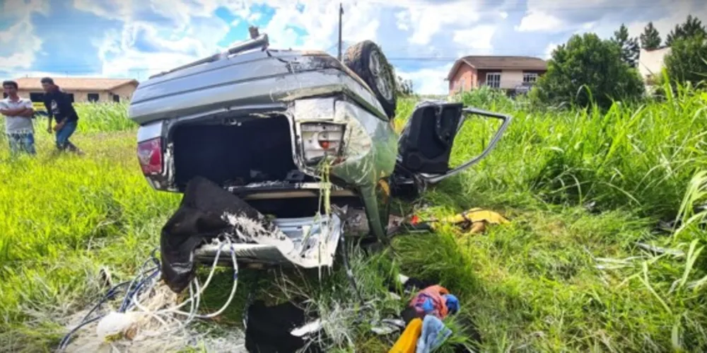 Veículo Fiat Tempra capotou durante a ocorrência