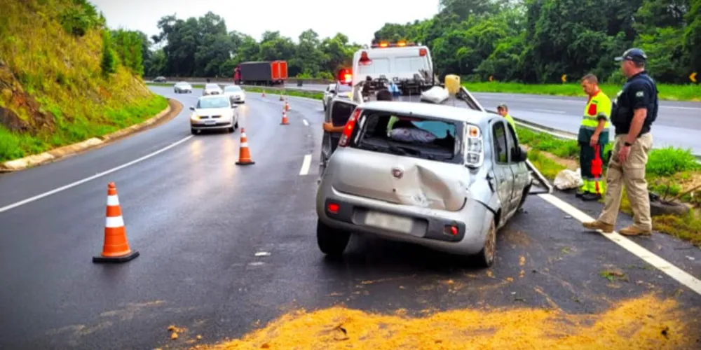 Veículo Fiat Uno acabou capotando na manhã desta terça-feira (3)