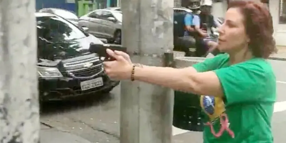 não chegou a ser intimada, mas cumpriu a decisão.

Por estar com o porte de armas suspenso, a bolsonarista solicitou que os agentes fossem até sua residência para fazer a coleta. Ela disse que irá recorrer da decisão.