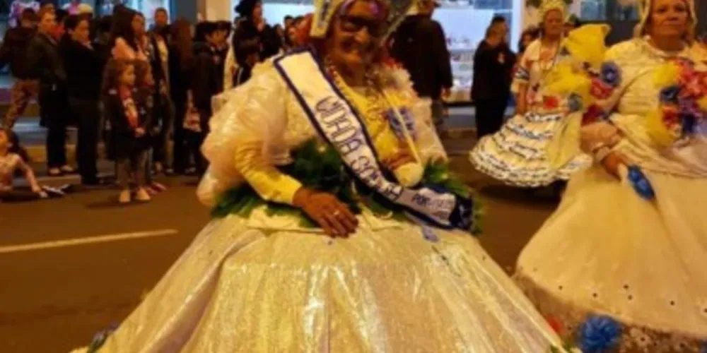 O desfile das escolas de samba é um dos eventos mais tradicionais do carnaval ponta-grossense e costuma atrair sempre grande público