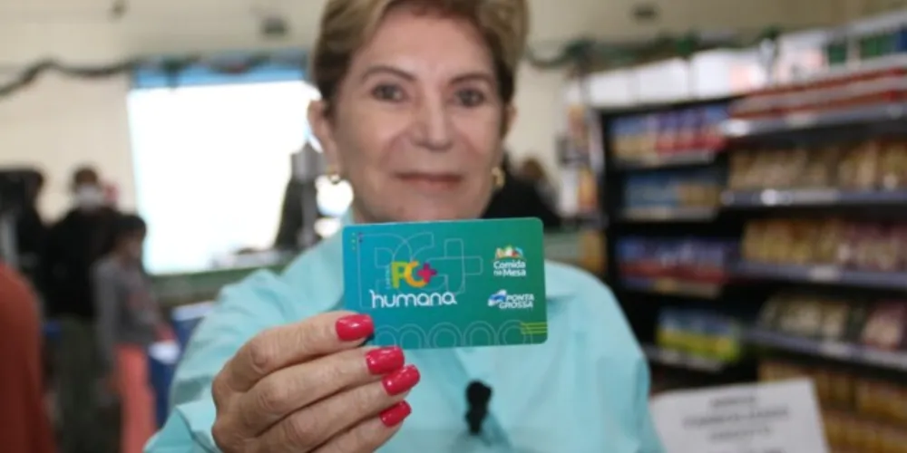 As pessoas cadastradas no CRAS receberão um cartão no valor do seu benefício (R$ 181,81) para fazer suas compras no Mercado da Família.