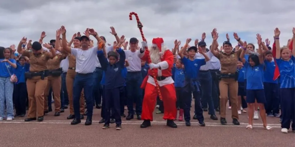 Papai Noel fez a alegria das crianças que visitaram o 1º Batalhão de Polícia Militar