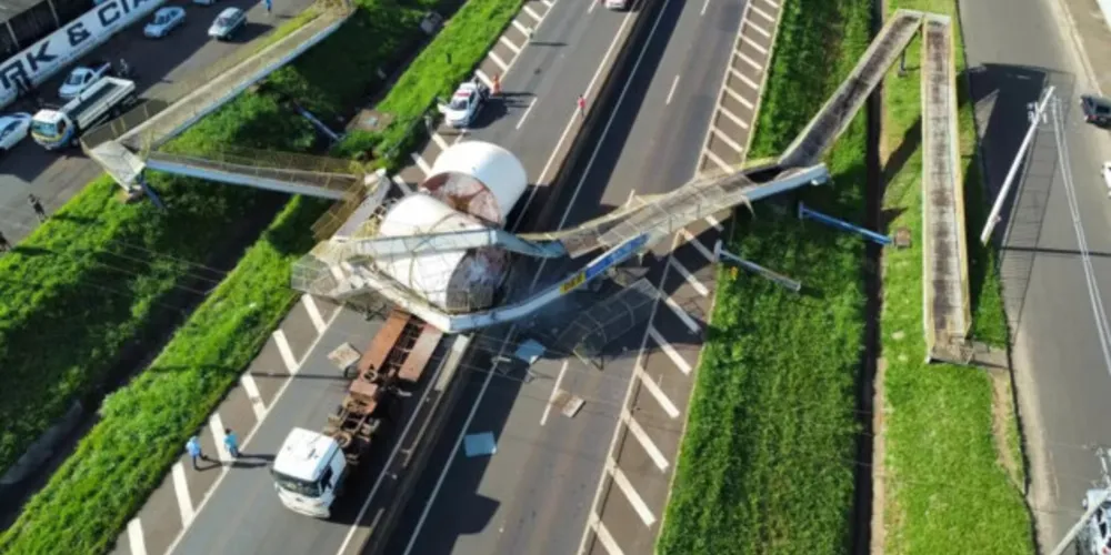 Toda a estrutura da passarela foi ao chão