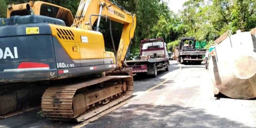 Rompimento de contenção causou uma trinca no pavimento