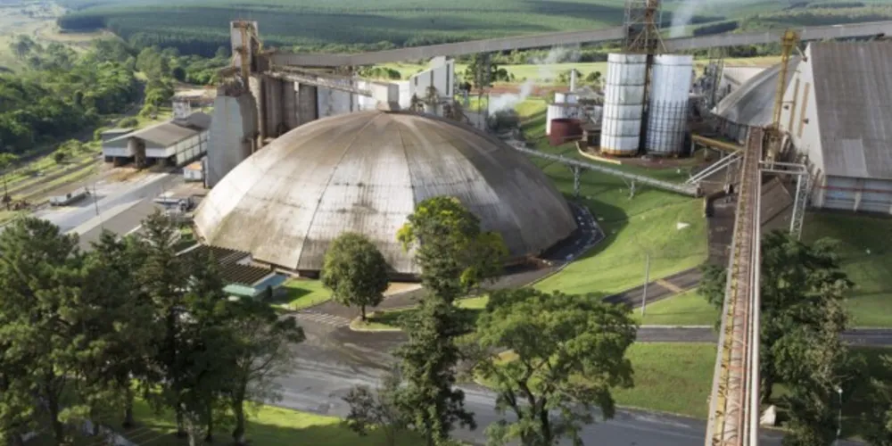 Planta fabril trabalha com o beneficiamento de soja, produzindo óleo de soja e farelo para nutrição animal