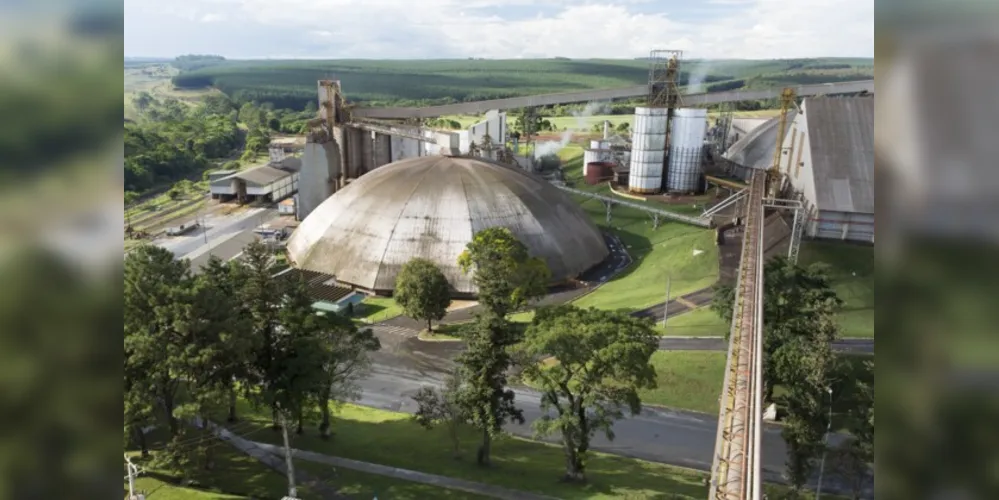 Planta fabril trabalha com o beneficiamento de soja, produzindo óleo de soja e farelo para nutrição animal