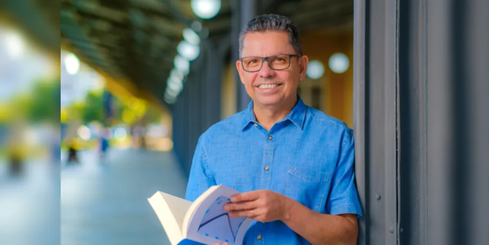 O escritor Miguel Sanches Neto lança a obra A Ninguém e Poesia Reunida, pela Editora Patuá.