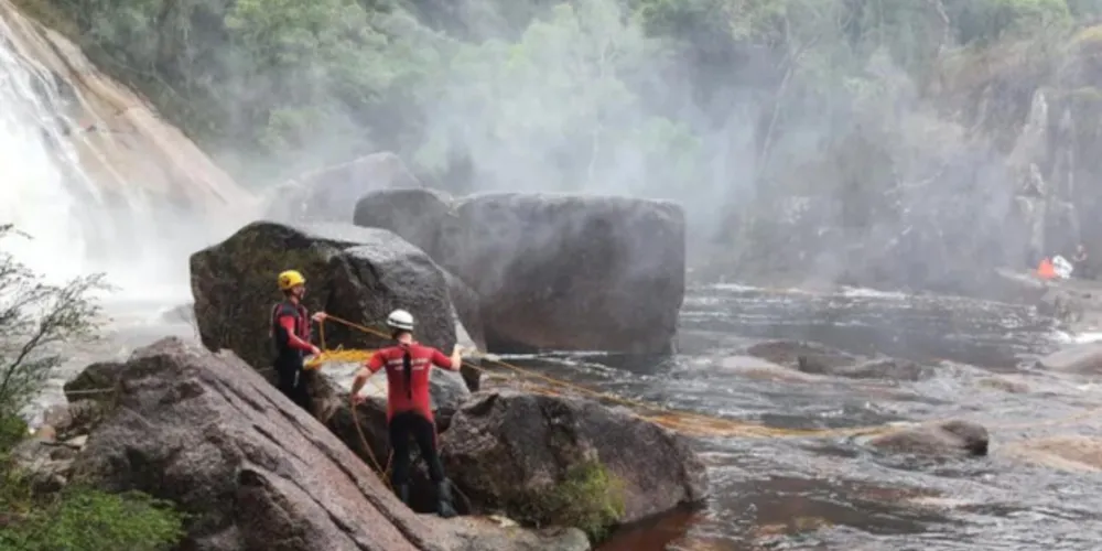 Resgate de turistas ilhados em cachoeira de Santo Amaro da Imperatriz