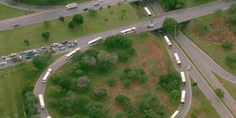 Bolsonaristas são retirados de acampamento no QG do Exército e levados à PF, em Brasília