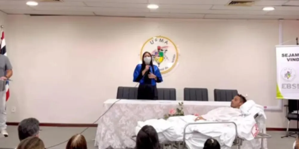 Estudante internado em estado grave ganha colação de grau em hospital