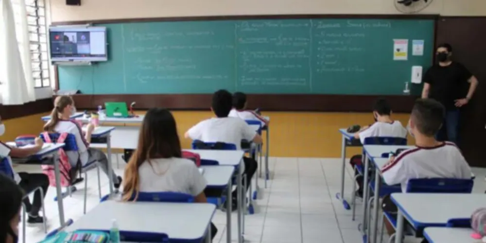 PR volta atrás e mantém aula de Artes na grade curricular
