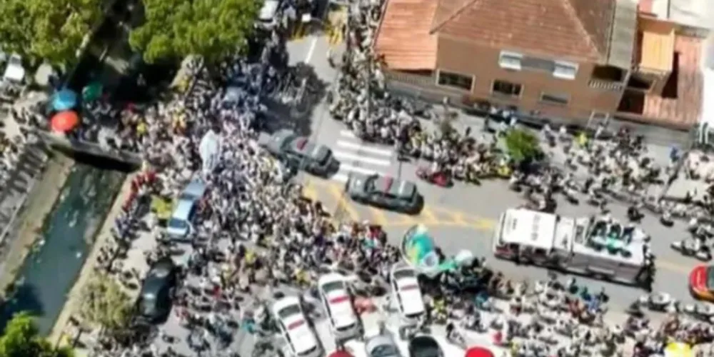 Carro dos Bombeiros com o corpo de Pelé pelas ruas de Santos