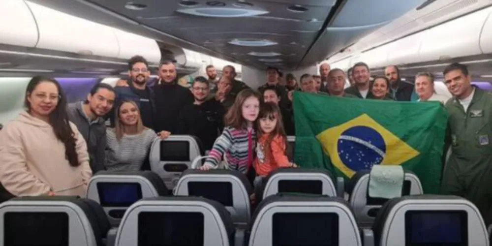 Avião da FAB chega com brasileiros e turcos sobreviventes do terremoto
