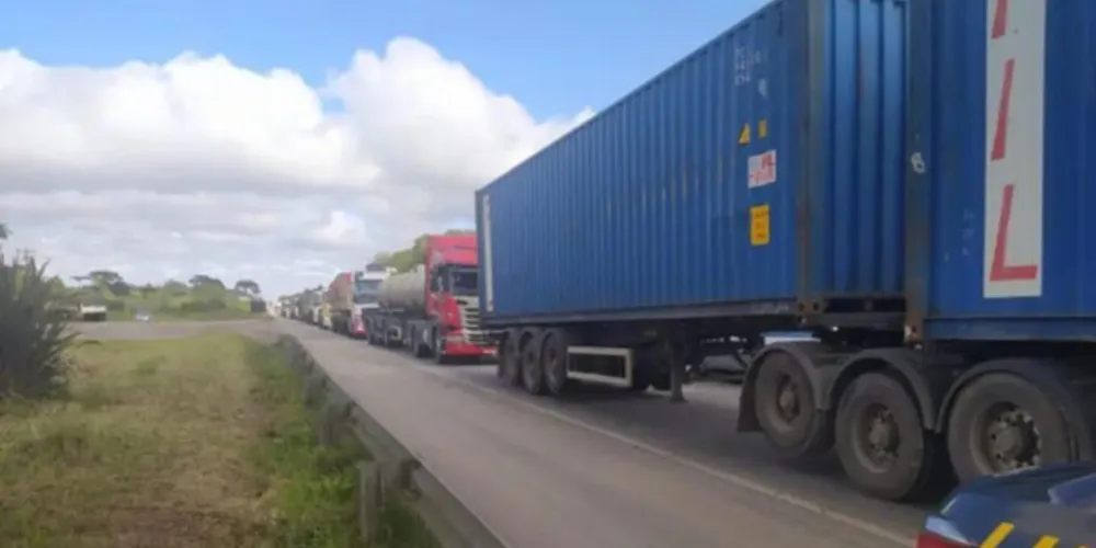 Fila para quem vai ao Litoral pela 277 se aproxima da área urbana de SJP; na 376, lentidão chega a 30 km