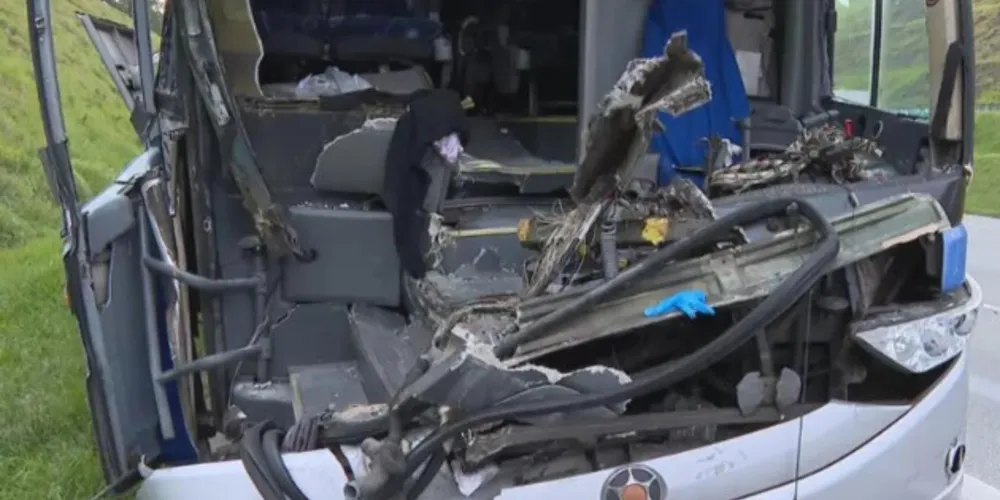 24 pessoas ficam feridas com acidente entre ônibus e caminhão