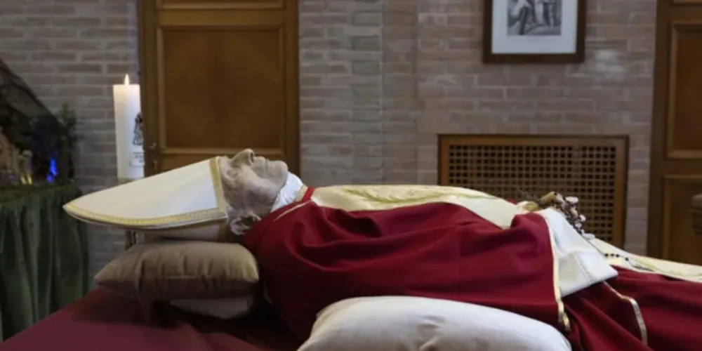 O falecido Papa Bento XVI é visto na capela do mosteiro 'Mater Ecclesiae', onde viveu depois de se aposentar em 28 de fevereiro de 2013