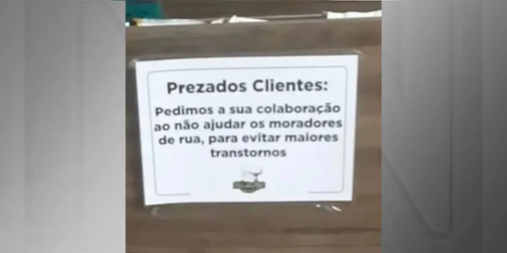 Padre Júlio Lancelotti publicou uma foto do recado e acusou o estabelecimento de aporofobia