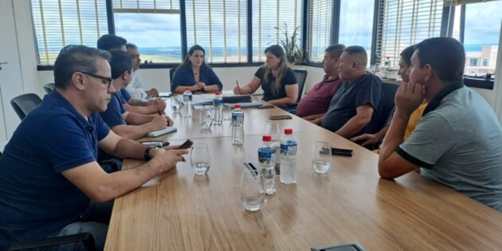 Prefeita Elisangela Pedroso esteve reunida com vereadores para debater o novo cronograma de obras