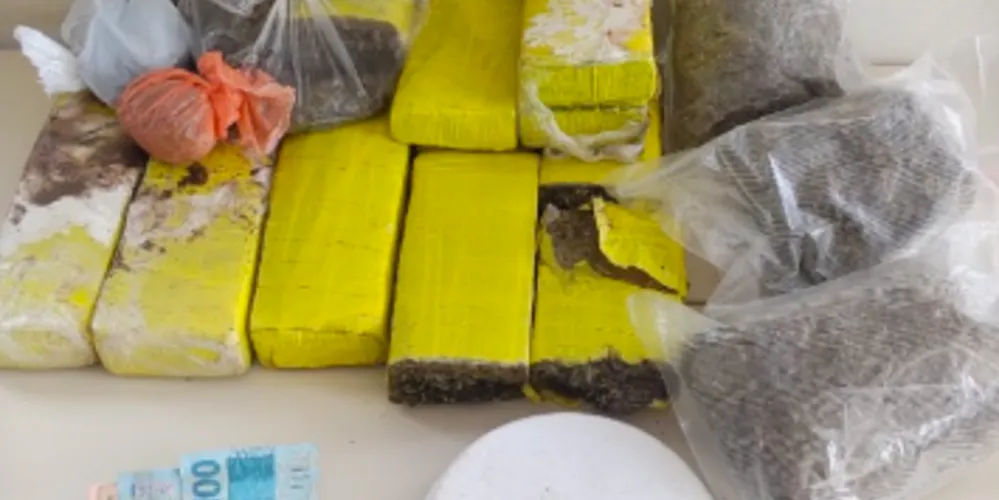 Aproximadamente 5 kg de maconha e 980g de murruga foram apreendidas