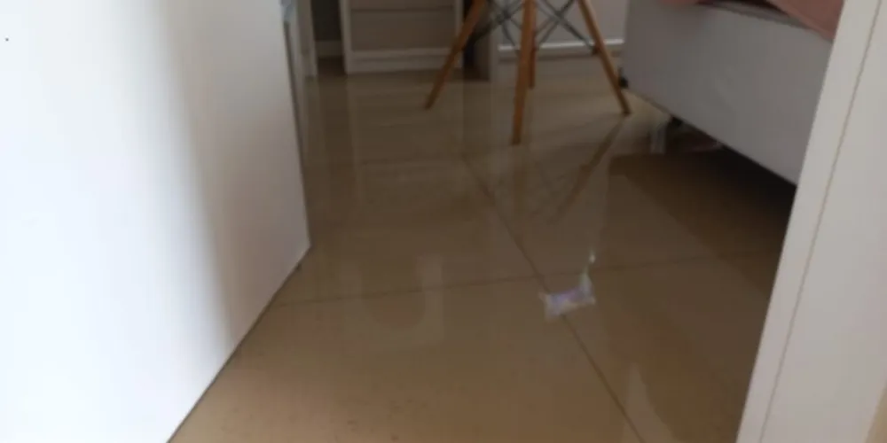 Esgoto estaria 'invadindo' a residência desde a noite da última sexta-feira (16)
