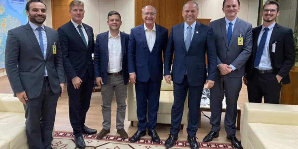 Representantes do Governo Estadual reunidos com Geraldo Alckmin.