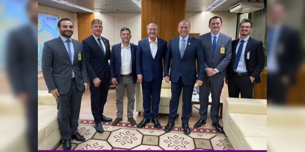 Representantes do Governo Estadual reunidos com Geraldo Alckmin.