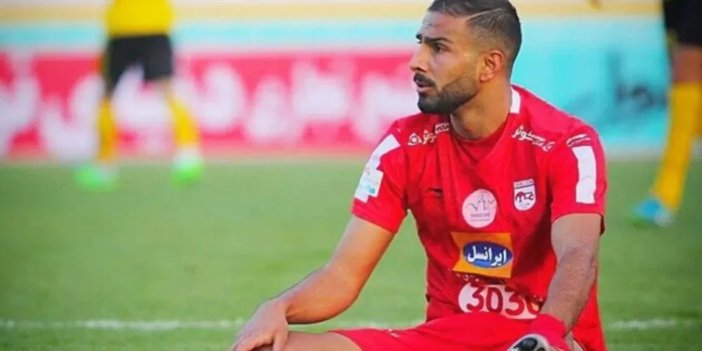 Amir Nasr-Azadani atua pelo Iranjavan FC, do irã. O jogador, que se profissionalizou em 2015 no futebol, já vestiu a camisa de outros três clubes locais.